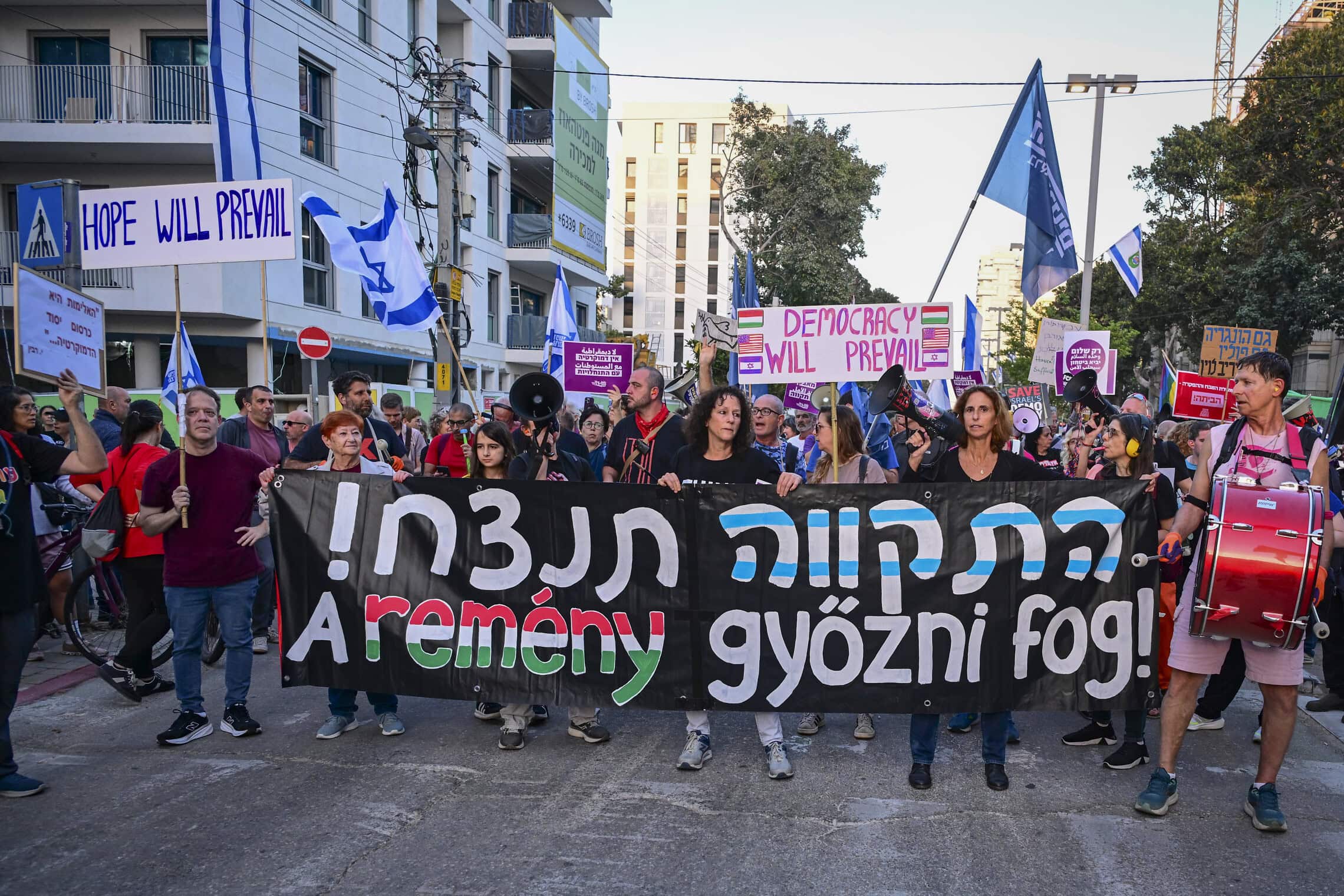 פעילים מפגינים נגד ממשלת ישראל וראש הממשלה בנימין נתניהו, מחוץ לשגרירות הונגריה בתל אביב אחרי שוויקטור אורבן הפסיד בבחירות בהונגריה. 25 באפריל 2026 (צילום: אבשלום ששוני/פלאש90) פעילים מפגינים נגד ממשלת ישראל וראש הממשלה בנימין נתניהו, מחוץ לשגרירות הונגריה בתל אביב אחרי שוויקטור אורבן הפסיד בבחירות בהונגריה. 25 באפריל 2026 (צילום: אבשלום ששוני/פלאש90)