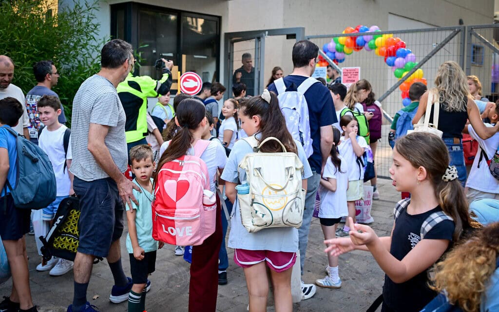 ילדים ביום הראשון של שנת הלימודים החדשה בבית הספר כרמל גבריאלי בתל אביב. 1 בספטמבר 2026 (צילום: אבשלום ששוני/פלאש90) ילדים ביום הראשון של שנת הלימודים החדשה בבית הספר כרמל גבריאלי בתל אביב. 1 בספטמבר 2026 (צילום: אבשלום ששוני/פלאש90)