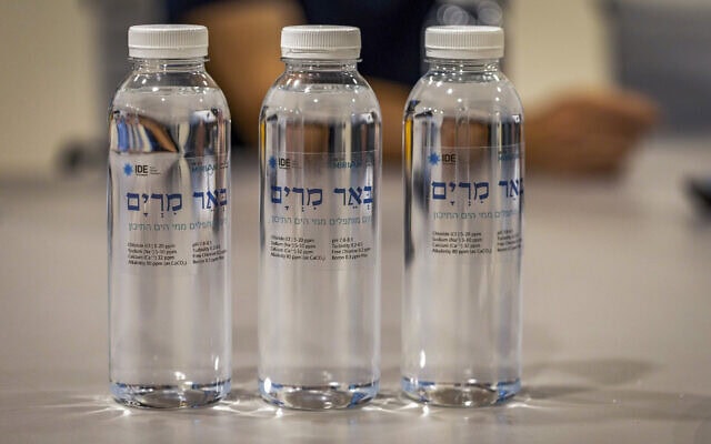 בקבוקי מים מותפלים מהים התיכון במתקן התפלה ליד ראשון לציון, 2 בספטמבר 2026