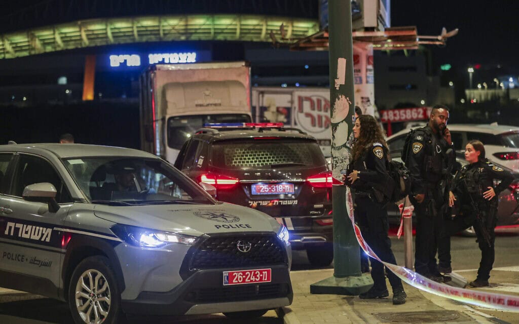 כוחות משטרה והצלה בזירה שבה נורה למוות גבר, לאחר שלפי הדיווחים פתח באש במהלך תקרית ירי שנסיבותיה אינן ברורות בנתניה. 5 בספטמבר 2026 (צילום: טל גל/פלאש90)