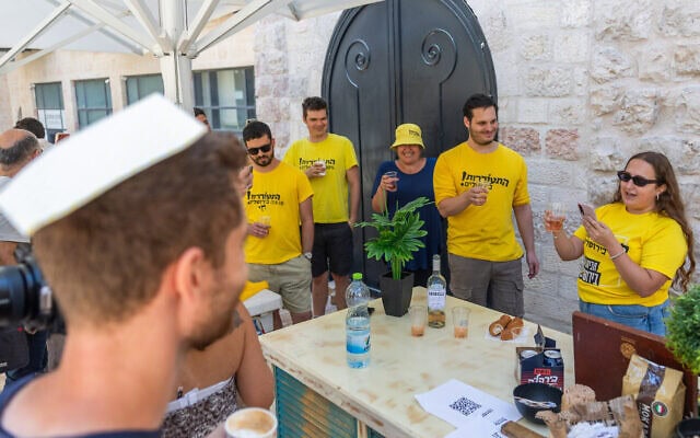 פעילים שותים קפה בבית קפה ארעי שהקימה תנועת התעוררות, לאחר סגירת פעילים שותים קפה בבית קפה ארעי שהקימה תנועת התעוררות, לאחר סגירת