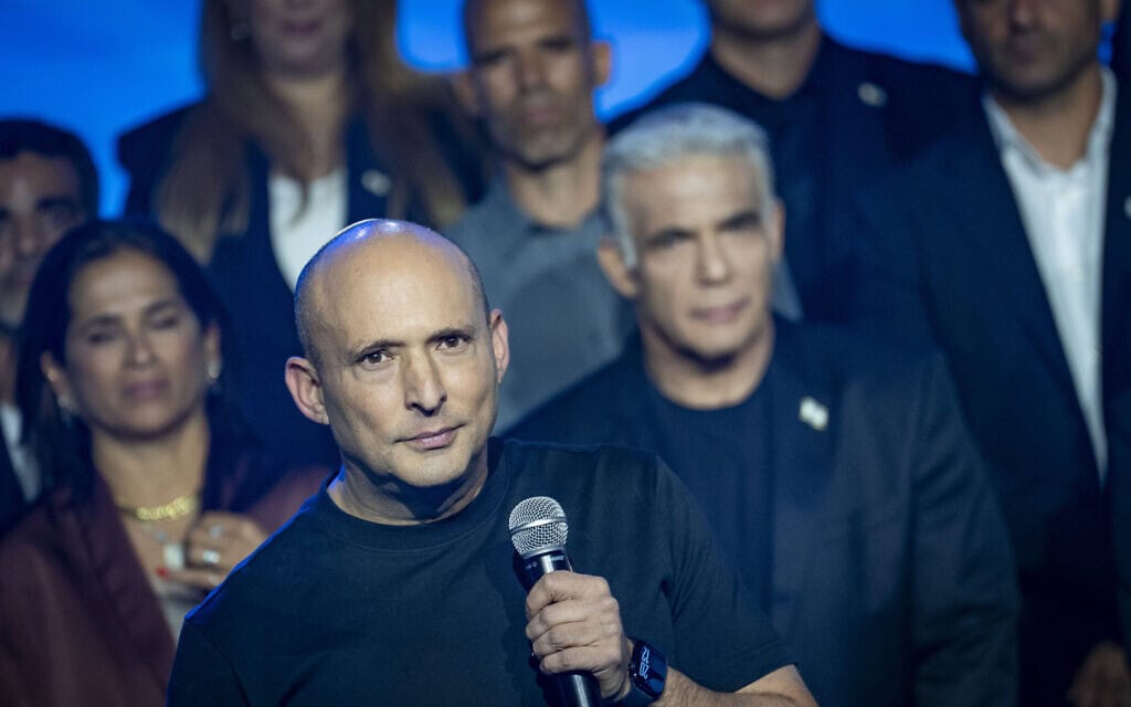 ראש הממשלה לשעבר ויו"ר מפלגת "ביחד" נפתלי בנט, לצד ראש האופוזיציה יאיר לפיד וחברי המפלגה, מציגים את רשימת המועמדים לקראת הבחירות הקרובות, בתל אביב. 6 בספטמבר 2026 (צילום: Flash90) ראש הממשלה לשעבר ויו"ר מפלגת "ביחד" נפתלי בנט, לצד ראש האופוזיציה יאיר לפיד וחברי המפלגה, מציגים את רשימת המועמדים לקראת הבחירות הקרובות, בתל אביב. 6 בספטמבר 2026 (צילום: Flash90)
