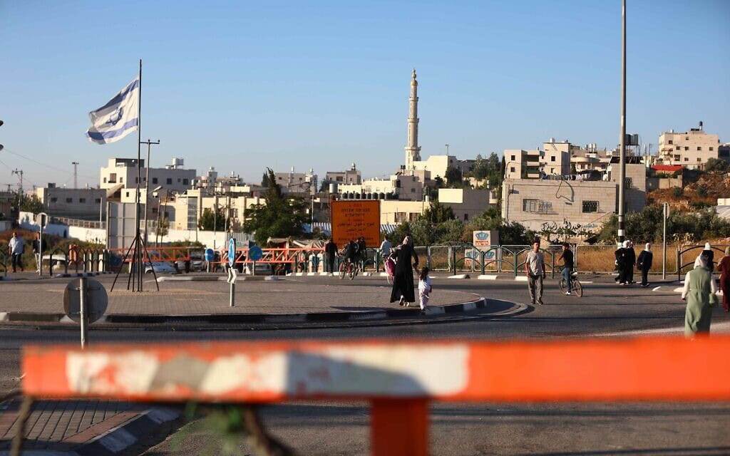 תלמידים פלסטינים חוצים מחסום ישראלי בדרכם לבית הספר עם פתיחת שנת הלימודים החדשה, סמוך לחברון בגדה המערבית. 6 בספטמבר 2026 (צילום: Wisam Hashlamoun/Flash90) תלמידים פלסטינים חוצים מחסום ישראלי בדרכם לבית הספר עם פתיחת שנת הלימודים החדשה, סמוך לחברון בגדה המערבית. 6 בספטמבר 2026 (צילום: Wisam Hashlamoun/Flash90)