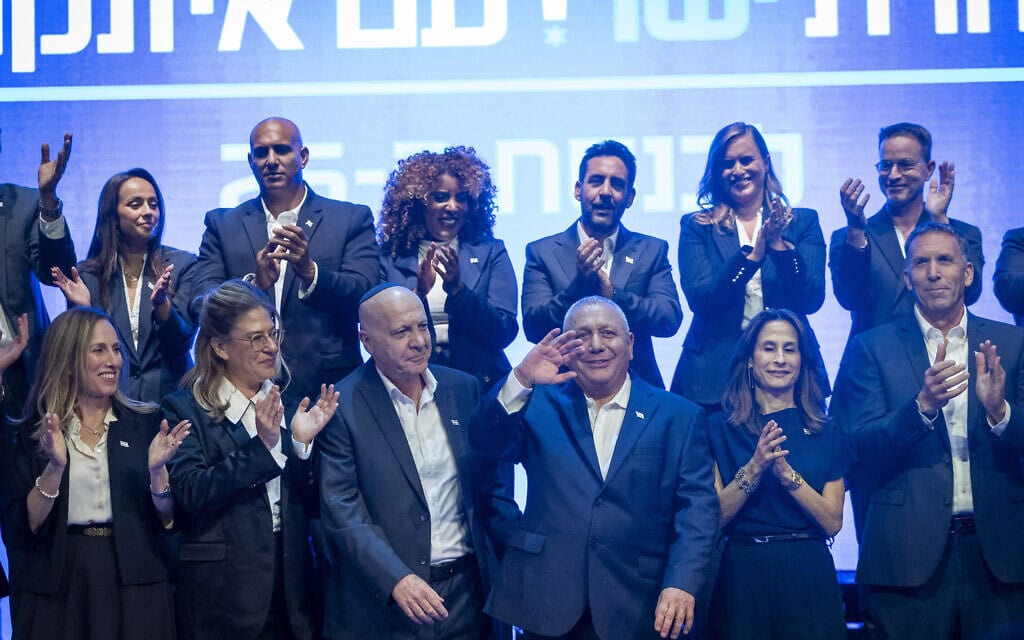 יו"ר מפלגת "ישר", גדי איזנקוט, יחד עם חברי המפלגה, בהצגת רשימת המועמדים לקראת הבחירות הכלליות הקרובות, בראש העין. 7 בספטמבר 2026 (צילום: חיים גולדברג/פלאש90) יו"ר מפלגת "ישר", גדי איזנקוט, יחד עם חברי המפלגה, בהצגת רשימת המועמדים לקראת הבחירות הכלליות הקרובות, בראש העין. 7 בספטמבר 2026 (צילום: חיים גולדברג/פלאש90)