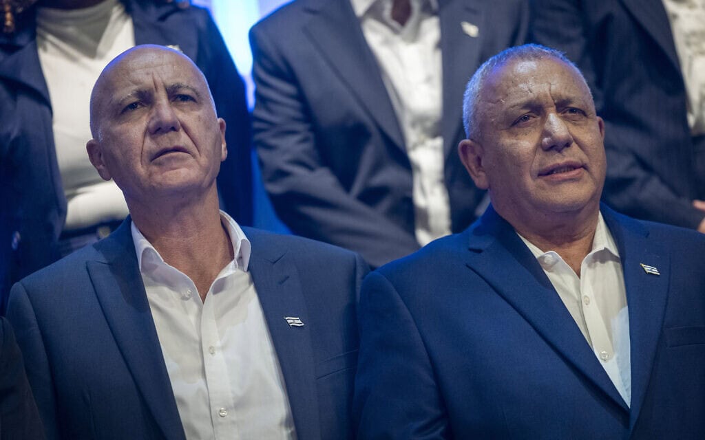 יו"ר מפלגת "ישר", גדי איזנקוט, יחד עם חברי המפלגה, בהצגת רשימת המועמדים לקראת הבחירות הכלליות הקרובות בראש העין. 7 בספטמבר 2026 (צילום: חיים גולדברג/פלאש90) יו"ר מפלגת "ישר", גדי איזנקוט, יחד עם חברי המפלגה, בהצגת רשימת המועמדים לקראת הבחירות הכלליות הקרובות בראש העין. 7 בספטמבר 2026 (צילום: חיים גולדברג/פלאש90)