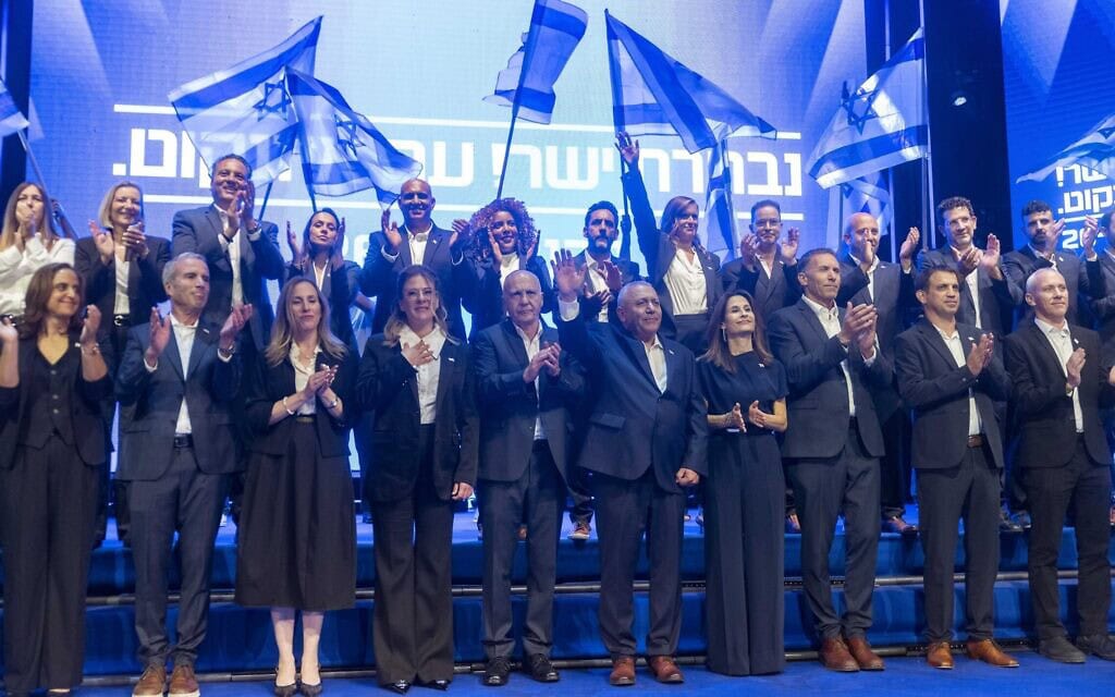 יו"ר מפלגת "ישר", גדי איזנקוט, יחד עם חברי המפלגה בהצגת רשימת המועמדים לקראת הבחירות הקרובות, בראש העין. 7 בספטמבר 2026 (צילום: חיים גולדברג/פלאש90) יו"ר מפלגת "ישר", גדי איזנקוט, יחד עם חברי המפלגה בהצגת רשימת המועמדים לקראת הבחירות הקרובות, בראש העין. 7 בספטמבר 2026 (צילום: חיים גולדברג/פלאש90)