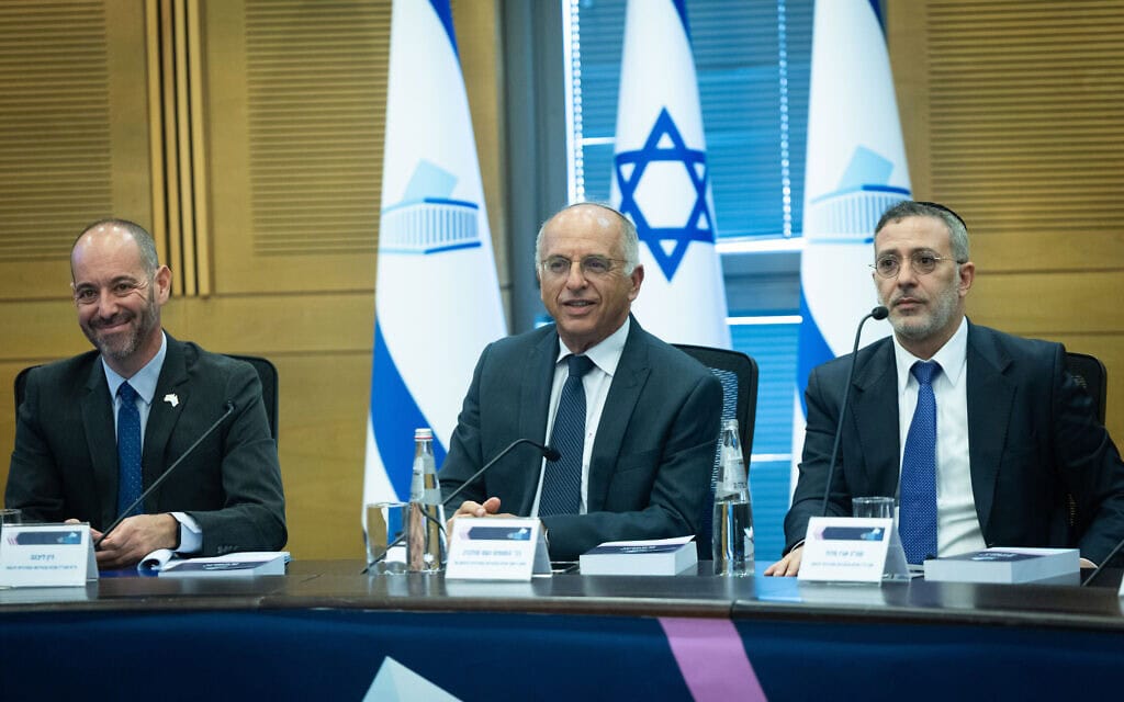יו"ר ועדת הבחירות המרכזית, שופט בית המשפט העליון נועם סולברג, ממלא מקום מנכ"ל הוועדה עו"ד דין ליבנה וחברי הוועדה במהלך הגשת רשימות המועמדים לקראת הבחירות לכנסת, במשכן הכנסת בירושלים. 7 בספטמבר 2026 (צילום: יונתן זינדל/פלאש90) יו"ר ועדת הבחירות המרכזית, שופט בית המשפט העליון נועם סולברג, ממלא מקום מנכ"ל הוועדה עו"ד דין ליבנה וחברי הוועדה במהלך הגשת רשימות המועמדים לקראת הבחירות לכנסת, במשכן הכנסת בירושלים. 7 בספטמבר 2026 (צילום: יונתן זינדל/פלאש90)