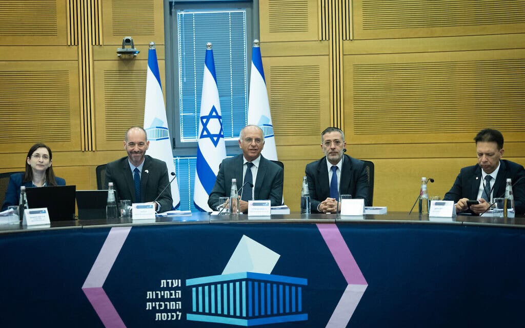 יו"ר ועדת הבחירות המרכזית, שופט בית המשפט העליון נועם סולברג, ממלא מקום מנכ"ל הוועדה עו"ד דין ליבנה וחברי הוועדה במהלך הגשת רשימות המועמדים לקראת הבחירות לכנסת, במשכן הכנסת בירושלים. 7 בספטמבר 2026 (צילום: יונתן זינדל/פלאש90) יו"ר ועדת הבחירות המרכזית, שופט בית המשפט העליון נועם סולברג, ממלא מקום מנכ"ל הוועדה עו"ד דין ליבנה וחברי הוועדה במהלך הגשת רשימות המועמדים לקראת הבחירות לכנסת, במשכן הכנסת בירושלים. 7 בספטמבר 2026 (צילום: יונתן זינדל/פלאש90)