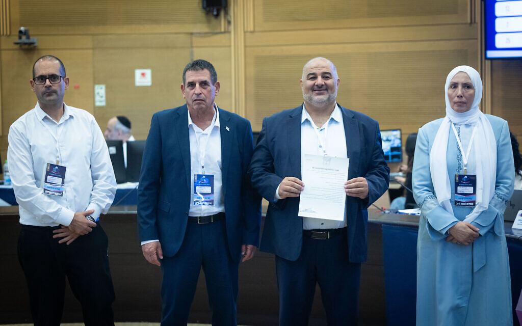 יו"ר רע"ם מנסור עבאס, יחד עם חבר המפלגה יואב סגלוביץ', מגיע להגיש את רשימת המפלגה לוועדת הבחירות המרכזית לקראת הבחירות לכנסת, במשכן הכנסת בירושלים. 7 בספטמבר 2026 (צילום: יונתן זינדל/פלאש90) יו"ר רע"ם מנסור עבאס, יחד עם חבר המפלגה יואב סגלוביץ', מגיע להגיש את רשימת המפלגה לוועדת הבחירות המרכזית לקראת הבחירות לכנסת, במשכן הכנסת בירושלים. 7 בספטמבר 2026 (צילום: יונתן זינדל/פלאש90)
