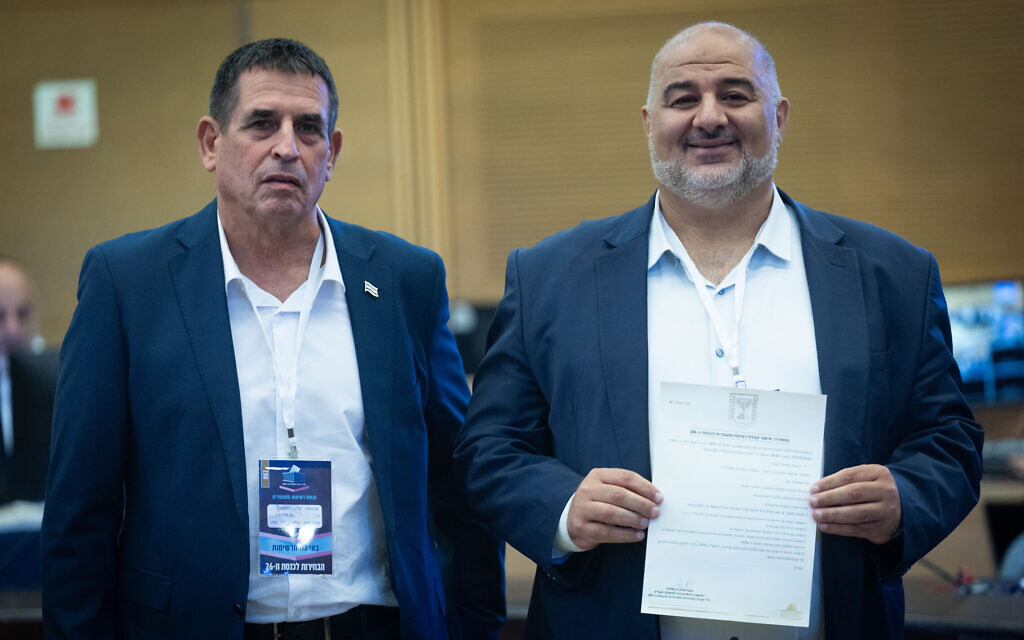 יו"ר מפלגת רע"ם מנסור עבאס, יחד עם חבר המפלגה יואב סגלוביץ', מגיע להגיש את רשימת המפלגה לוועדת הבחירות המרכזית לקראת הבחירות הכלליות, במשכן הכנסת בירושלים. 7 בספטמבר 2026 (צילום: יונתן זינדל/פלאש90) יו"ר מפלגת רע"ם מנסור עבאס, יחד עם חבר המפלגה יואב סגלוביץ', מגיע להגיש את רשימת המפלגה לוועדת הבחירות המרכזית לקראת הבחירות הכלליות, במשכן הכנסת בירושלים. 7 בספטמבר 2026 (צילום: יונתן זינדל/פלאש90)