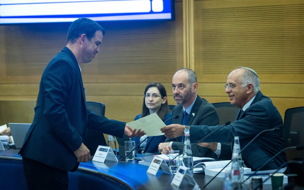 שאול מרידור מגיש את רשימת המועמדים של מפלגת "ישר!" בראשות גדי איזנקוט לוועדת הבחירות המרכזית במשכן הכנסת. 7 בספטמבר 2026 (צילום: יונתן זינדל/פלאש90) שאול מרידור מגיש את רשימת המועמדים של מפלגת "ישר!" בראשות גדי איזנקוט לוועדת הבחירות המרכזית במשכן הכנסת. 7 בספטמבר 2026 (צילום: יונתן זינדל/פלאש90)