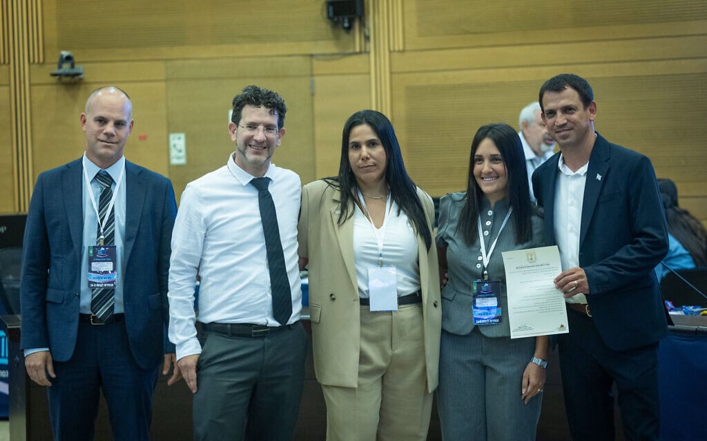 שאול מרידור ונציגי מפלגת "ישר!" מגיעים להגיש את רשימת המועמדים לוועדת הבחירות המרכזית לקראת הבחירות לכנסת, במשכן הכנסת בירושלים. 7 בספטמבר 2026 (צילום: יונתן זינדל/פלאש90) שאול מרידור ונציגי מפלגת "ישר!" מגיעים להגיש את רשימת המועמדים לוועדת הבחירות המרכזית לקראת הבחירות לכנסת, במשכן הכנסת בירושלים. 7 בספטמבר 2026 (צילום: יונתן זינדל/פלאש90)