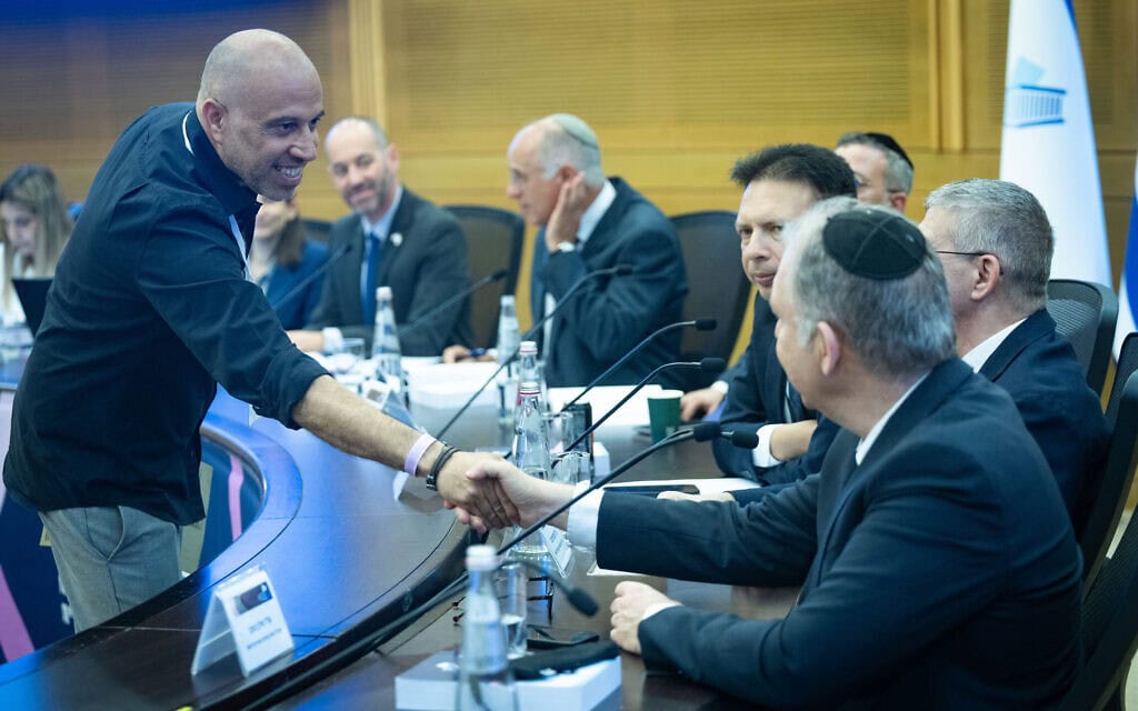נציג מפלגת "עמך ישראל" של עופר וינטר מגיש את רשימת המועמדים לוועדת הבחירות המרכזית לקראת הבחירות לכנסת, במשכן הכנסת בירושלים. 7 בספטמבר 2026 (צילום: יונתן זינדל/פלאש90) נציג מפלגת "עמך ישראל" של עופר וינטר מגיש את רשימת המועמדים לוועדת הבחירות המרכזית לקראת הבחירות לכנסת, במשכן הכנסת בירושלים. 7 בספטמבר 2026 (צילום: יונתן זינדל/פלאש90)