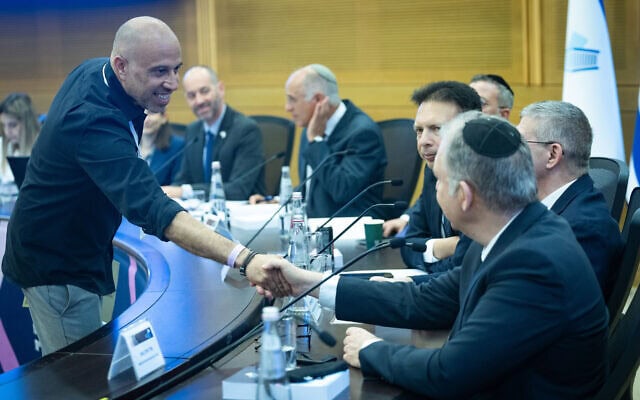 נציג מפלגת "עמך ישראל" של עופר וינטר מגיש את רשימת המועמדים לוועדת הבחירות המרכזית לקראת הבחירות לכנסת, במשכן הכנסת בירושלים. 7 בספטמבר 2026 (צילום: יונתן זינדל/פלאש90) נציג מפלגת "עמך ישראל" של עופר וינטר מגיש את רשימת המועמדים לוועדת הבחירות המרכזית לקראת הבחירות לכנסת, במשכן הכנסת בירושלים. 7 בספטמבר 2026 (צילום: יונתן זינדל/פלאש90)