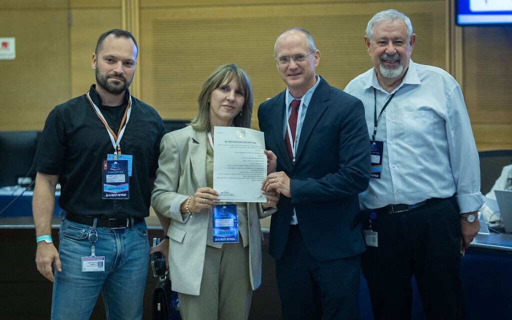 ח"כ עודד פורר מגיע להגיש את רשימת ישראל ביתנו לוועדת הבחירות המרכזית לקראת הבחירות, במשכן הכנסת בירושלים. 7 בספטמבר 2026 (צילום: יונתן זינדל/פלאש90) ח"כ עודד פורר מגיע להגיש את רשימת ישראל ביתנו לוועדת הבחירות המרכזית לקראת הבחירות, במשכן הכנסת בירושלים. 7 בספטמבר 2026 (צילום: יונתן זינדל/פלאש90)