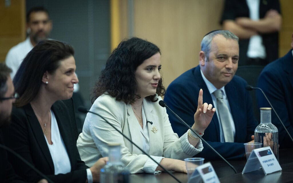 חברי מפלגת הדמוקרטים מגיעים להגיש את רשימת המועמדים לוועדת הבחירות המרכזית במשכן הכנסת בירושלים, לקראת הבחירות לכנסת. 7 בספטמבר 2026 (צילום: יונתן זינדל/פלאש90) חברי מפלגת הדמוקרטים מגיעים להגיש את רשימת המועמדים לוועדת הבחירות המרכזית במשכן הכנסת בירושלים, לקראת הבחירות לכנסת. 7 בספטמבר 2026 (צילום: יונתן זינדל/פלאש90)