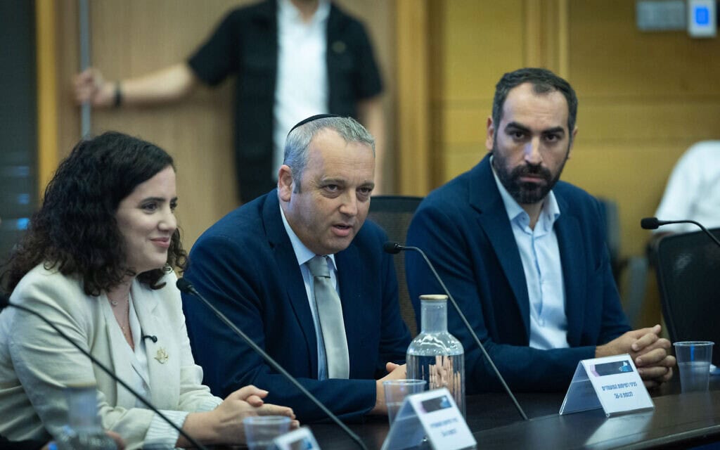 חברי מפלגת הדמוקרטים מגיעים להגיש את רשימת המפלגה לוועדת הבחירות המרכזית במשכן הכנסת בירושלים, לקראת הבחירות לכנסת. 7 בספטמבר 2026 (צילום: יונתן זינדל/פלאש90) חברי מפלגת הדמוקרטים מגיעים להגיש את רשימת המפלגה לוועדת הבחירות המרכזית במשכן הכנסת בירושלים, לקראת הבחירות לכנסת. 7 בספטמבר 2026 (צילום: יונתן זינדל/פלאש90)