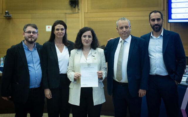 חברי מפלגת הדמוקרטים מגיעים להגיש את רשימת המפלגה לוועדת הבחירות המרכזית במשכן הכנסת בירושלים, לקראת הבחירות לכנסת. 7 בספטמבר 2026 (צילום: יונתן זינדל/פלאש90) חברי מפלגת הדמוקרטים מגיעים להגיש את רשימת המפלגה לוועדת הבחירות המרכזית במשכן הכנסת בירושלים, לקראת הבחירות לכנסת. 7 בספטמבר 2026 (צילום: יונתן זינדל/פלאש90)