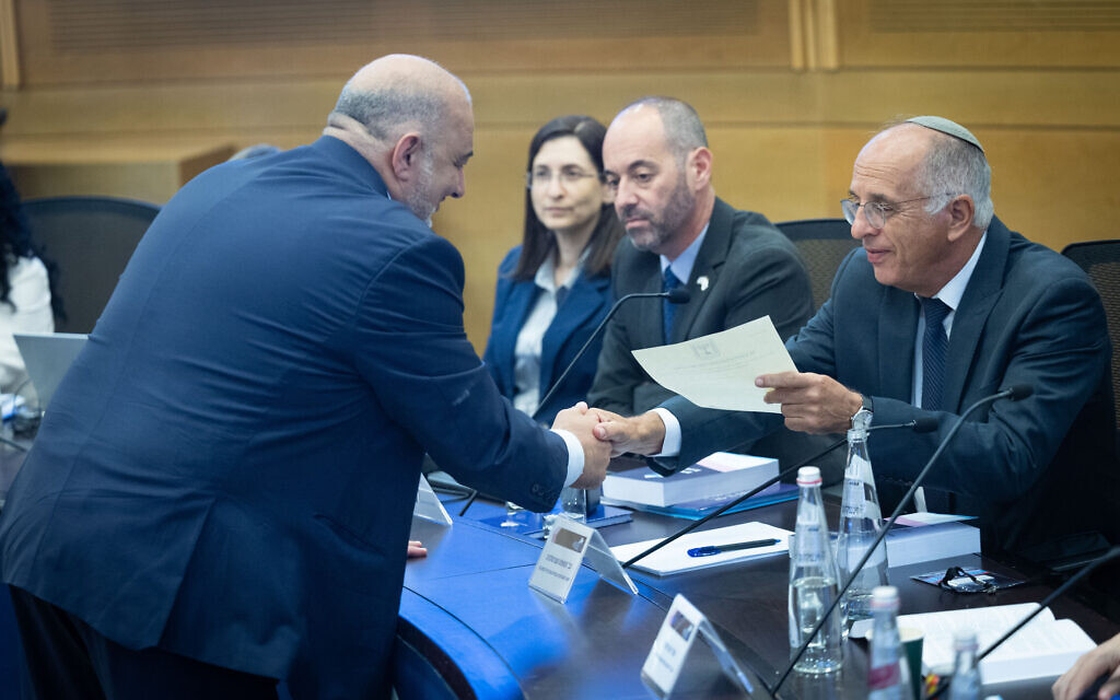 יו"ר רע"ם מנסור עבאס, יחד עם חבר המפלגה יואב סגלוביץ', מגיע להגיש את רשימת המפלגה לוועדת הבחירות המרכזית לקראת הבחירות לכנסת, במשכן הכנסת בירושלים. 7 בספטמבר 2026 (צילום: יונתן זינדל/פלאש90) יו"ר רע"ם מנסור עבאס, יחד עם חבר המפלגה יואב סגלוביץ', מגיע להגיש את רשימת המפלגה לוועדת הבחירות המרכזית לקראת הבחירות לכנסת, במשכן הכנסת בירושלים. 7 בספטמבר 2026 (צילום: יונתן זינדל/פלאש90)