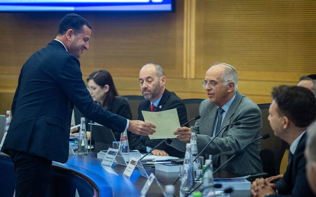 יושב ראש סיעת הציונות הדתית אוהד טל מקבל מיושב ראש ועדת הבחירות נעם סולברג אישור על כך שהגיש לוועדה רשימת מועמדים לכנסת, 8 בספטמבר 2026 (צילום: יונתן זינדל/פלאש90) יושב ראש סיעת הציונות הדתית אוהד טל מקבל מיושב ראש ועדת הבחירות נעם סולברג אישור על כך שהגיש לוועדה רשימת מועמדים לכנסת, 8 בספטמבר 2026 (צילום: יונתן זינדל/פלאש90)