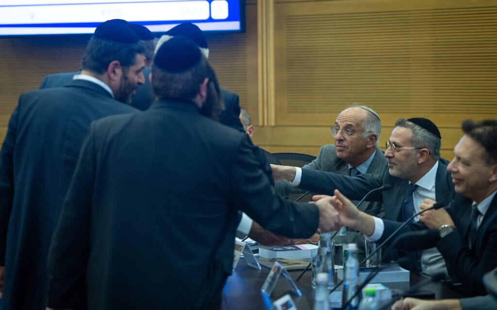 נציגי יהדות התורה בוועדת הבחירות המרכזית לכנסת, 8 בספטמבר 2026 (צילום: יונתן זינדל/פלאש90) נציגי יהדות התורה בוועדת הבחירות המרכזית לכנסת, 8 בספטמבר 2026 (צילום: יונתן זינדל/פלאש90)
