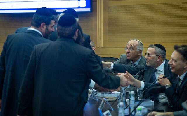 נציגי יהדות התורה בוועדת הבחירות המרכזית לכנסת, 8 בספטמבר 2026 (צילום: יונתן זינדל/פלאש90) נציגי יהדות התורה בוועדת הבחירות המרכזית לכנסת, 8 בספטמבר 2026 (צילום: יונתן זינדל/פלאש90)