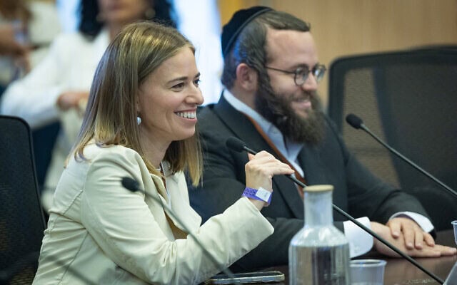 נציגי הציבור החרדי, מוטי לייטנר ונחומי יפה, מגישים לוועדת הבחירות המרכזית את רשימתם לכנסת, 8 בספטמבר 2026 (צילום: יונתן זינדל/פלאש90) נציגי הציבור החרדי, מוטי לייטנר ונחומי יפה, מגישים לוועדת הבחירות המרכזית את רשימתם לכנסת, 8 בספטמבר 2026 (צילום: יונתן זינדל/פלאש90)