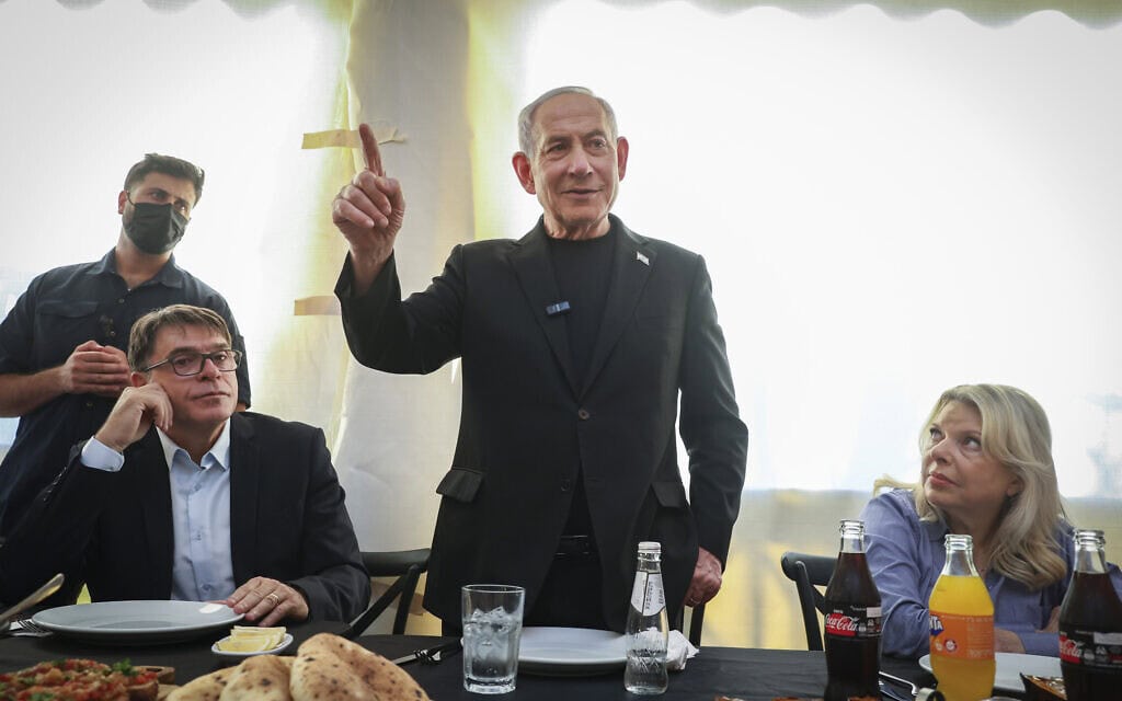ראש הממשלה בנימין נתניהו ורעייתו שרה מבקרים במסעדה בצפת. 9 בספטמבר 2026 (צילום: דוד כהן/פלאש90) ראש הממשלה בנימין נתניהו ורעייתו שרה מבקרים במסעדה בצפת. 9 בספטמבר 2026 (צילום: דוד כהן/פלאש90)