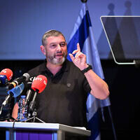 יו"ר מפלגת עמך ישראל עופר וינטר נואם באירוע של המפלגה בראשון לציון. 15 בספטמבר 2026 (צילום: אבשלום ששוני/פלאש90) יו"ר מפלגת עמך ישראל עופר וינטר נואם באירוע של המפלגה בראשון לציון. 15 בספטמבר 2026 (צילום: אבשלום ששוני/פלאש90)
