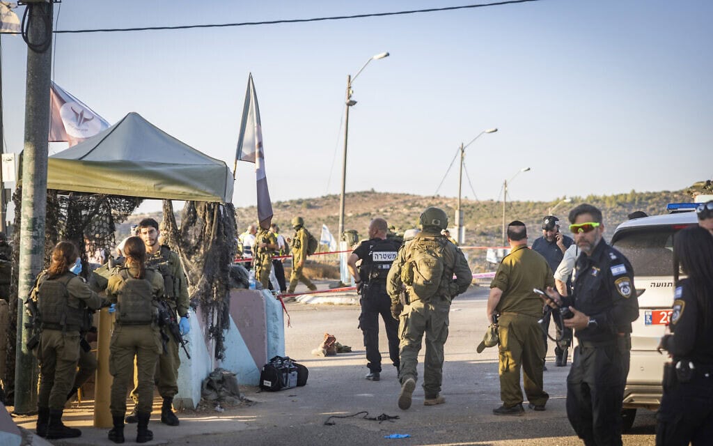 גורמים מצה"ל ומהמשטרה בזירת פיגוע דריסה באזור מחסום מכבים שבגדה המערבית, 23 בספטמבר 2026 (צילום: חיים גולדברג/פלאש90) גורמים מצה"ל ומהמשטרה בזירת פיגוע דריסה באזור מחסום מכבים שבגדה המערבית, 23 בספטמבר 2026 (צילום: חיים גולדברג/פלאש90)