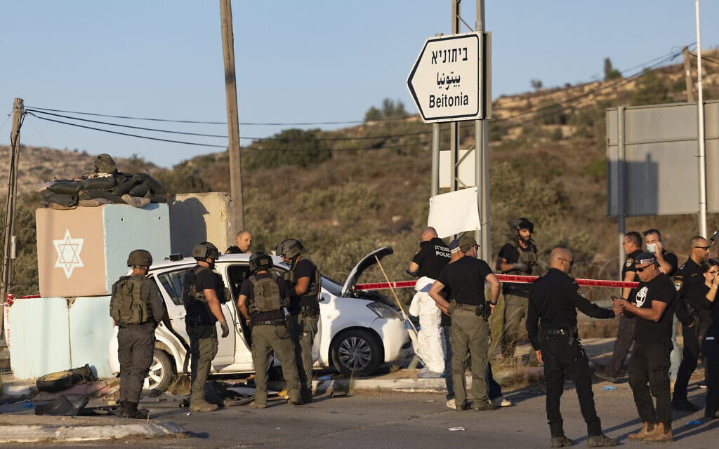 אנשי כוחות הביטחון בזירת פיגוע דריסה באזור מחסום בל שבגדה המערבית, 23 בספטמבר 2026 (צילום: חיים גולדברג/פלאש90)