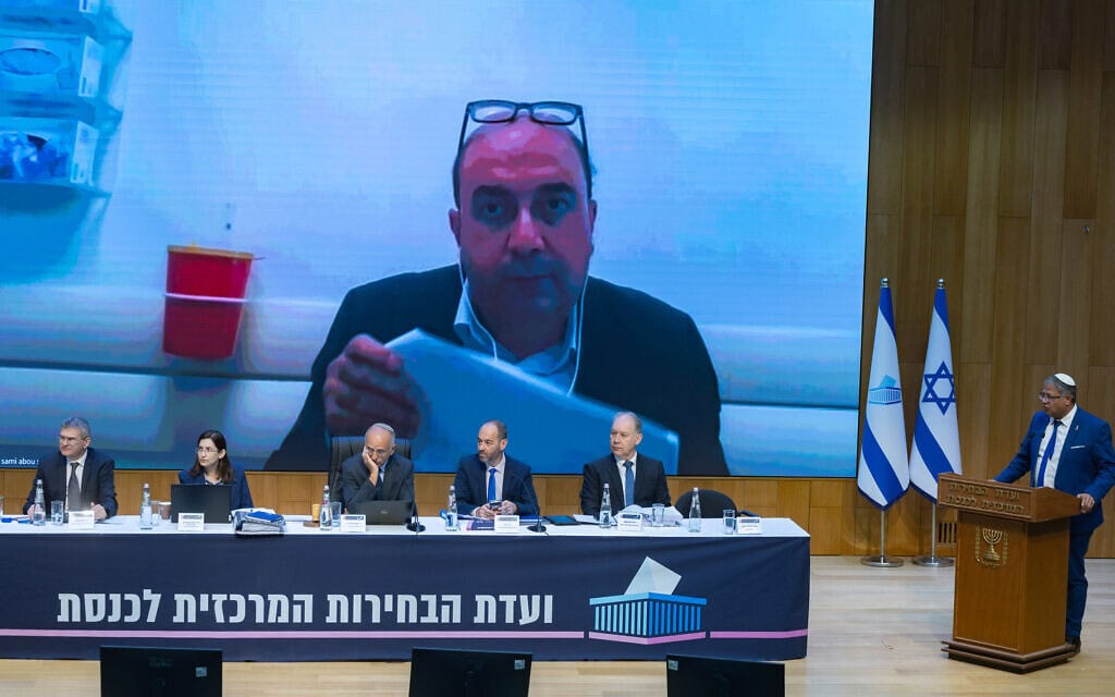 יו"ר ועדת הבחירות המרכזית, שופט בית המשפט העליון נעם סולברג, מנהל דיון בבקשה לפסול את יו"ר בל"ד סמי אבו שחאדה שהופיע בזום, בוועדת הבחירות המרכזית בכנסת בירושלים. 23 בספטמבר 2026 (צילום: יונתן זינדל/פלאש90)