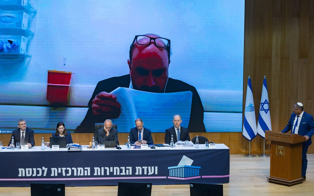 יו"ר ועדת הבחירות המרכזית, שופט בית המשפט העליון נעם סולברג, מנהל דיון בבקשה לפסול את יו"ר בל"ד סמי אבו שחאדה שהופיע בזום, בוועדת הבחירות המרכזית בכנסת בירושלים. 23 בספטמבר 2026 (צילום: יונתן זינדל/פלאש90) יו"ר ועדת הבחירות המרכזית, שופט בית המשפט העליון נעם סולברג, מנהל דיון בבקשה לפסול את יו"ר בל"ד סמי אבו שחאדה שהופיע בזום, בוועדת הבחירות המרכזית בכנסת בירושלים. 23 בספטמבר 2026 (צילום: יונתן זינדל/פלאש90)