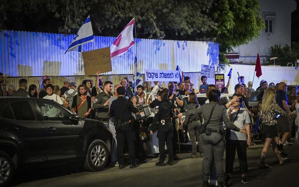 מפגינים מוחים מחוץ לביתו של ראש האופוזיציה יאיר לפיד במהלך פגישה של ראשי מפלגות המתנגדות לראש הממשלה בנימין נתניהו, בתל אביב. 26 בספטמבר 2026 (צילום: אבשלום ששוני/פלאש90)