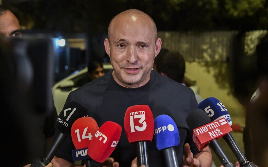 ראש הממשלה לשעבר ויו"ר מפלגת "ביחד" נפתלי בנט מדבר עם התקשורת בתום פגישה עם ראשי מפלגות המתנגדות לראש הממשלה בנימין נתניהו, בביתו של ראש האופוזיציה יאיר לפיד בתל אביב. 26 בספטמבר 2026 (צילום: אבשלום ששוני/פלאש90) ראש הממשלה לשעבר ויו"ר מפלגת "ביחד" נפתלי בנט מדבר עם התקשורת בתום פגישה עם ראשי מפלגות המתנגדות לראש הממשלה בנימין נתניהו, בביתו של ראש האופוזיציה יאיר לפיד בתל אביב. 26 בספטמבר 2026 (צילום: אבשלום ששוני/פלאש90)