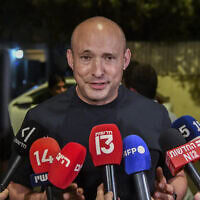 ראש הממשלה לשעבר ויו"ר מפלגת "ביחד" נפתלי בנט מדבר עם התקשורת בתום פגישה עם ראשי מפלגות המתנגדות לראש הממשלה בנימין נתניהו, בביתו של ראש האופוזיציה יאיר לפיד בתל אביב. 26 בספטמבר 2026 (צילום: אבשלום ששוני/פלאש90) ראש הממשלה לשעבר ויו"ר מפלגת "ביחד" נפתלי בנט מדבר עם התקשורת בתום פגישה עם ראשי מפלגות המתנגדות לראש הממשלה בנימין נתניהו, בביתו של ראש האופוזיציה יאיר לפיד בתל אביב. 26 בספטמבר 2026 (צילום: אבשלום ששוני/פלאש90)