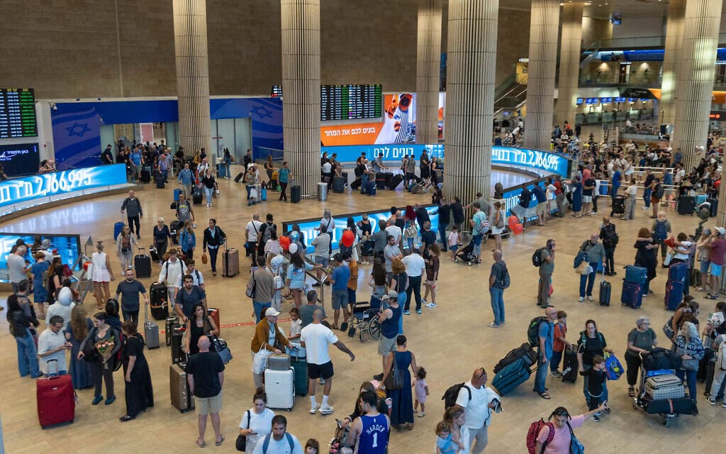 נוסעים בנמל התעופה הבינלאומי בן גוריון, סמוך לתל אביב. 27 בספטמבר 2026 (צילום: יוסי אלוני/פלאש90) נוסעים בנמל התעופה הבינלאומי בן גוריון, סמוך לתל אביב. 27 בספטמבר 2026 (צילום: יוסי אלוני/פלאש90)