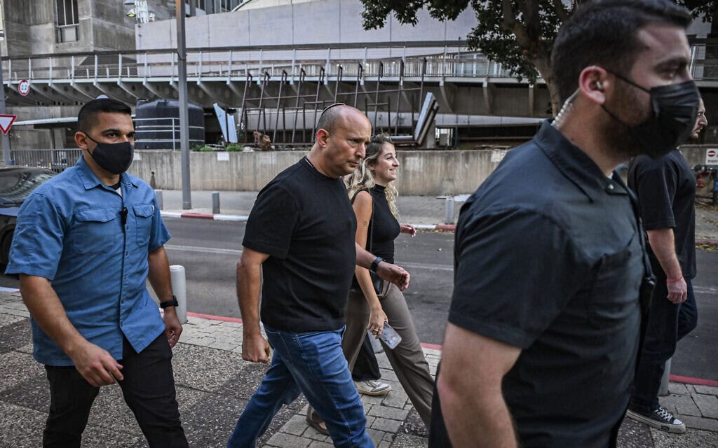 ראש הממשלה לשעבר ויו"ר מפלגת "ביחד" נפתלי בנט מגיע לסוכת המשפחות בכיכר החטופים בתל אביב. 29 בספטמבר 2026 (צילום: אבשלום ששוני/פלאש90) ראש הממשלה לשעבר ויו"ר מפלגת "ביחד" נפתלי בנט מגיע לסוכת המשפחות בכיכר החטופים בתל אביב. 29 בספטמבר 2026 (צילום: אבשלום ששוני/פלאש90)