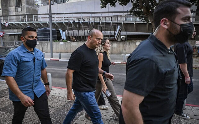 ראש הממשלה לשעבר ויו"ר מפלגת "ביחד" נפתלי בנט מגיע לסוכת המשפחות בכיכר החטופים בתל אביב. 29 בספטמבר 2026 (צילום: אבשלום ששוני/פלאש90) ראש הממשלה לשעבר ויו"ר מפלגת "ביחד" נפתלי בנט מגיע לסוכת המשפחות בכיכר החטופים בתל אביב. 29 בספטמבר 2026 (צילום: אבשלום ששוני/פלאש90)