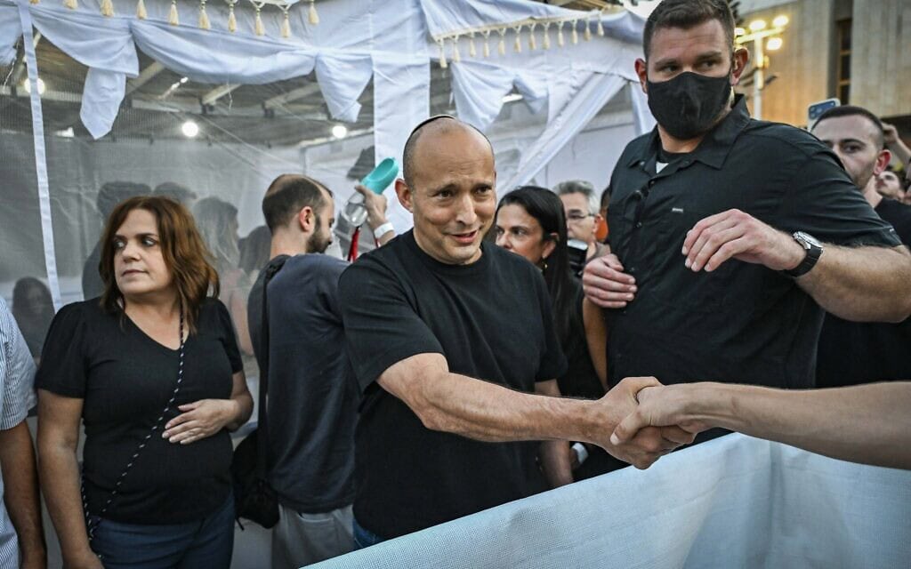ראש הממשלה לשעבר ויו"ר מפלגת "ביחד", נפתלי בנט, נפגש עם משפחות של חטופים ששוחררו, חטופים שנרצחו בשבי ברצועת עזה ונפגעי מתקפת ה-7 באוקטובר, בסוכת המשפחות בכיכר החטופים בתל אביב. 29 בספטמבר 2026 (צילום: אבשלום ששוני/פלאש90) ראש הממשלה לשעבר ויו"ר מפלגת "ביחד", נפתלי בנט, נפגש עם משפחות של חטופים ששוחררו, חטופים שנרצחו בשבי ברצועת עזה ונפגעי מתקפת ה-7 באוקטובר, בסוכת המשפחות בכיכר החטופים בתל אביב. 29 בספטמבר 2026 (צילום: אבשלום ששוני/פלאש90)