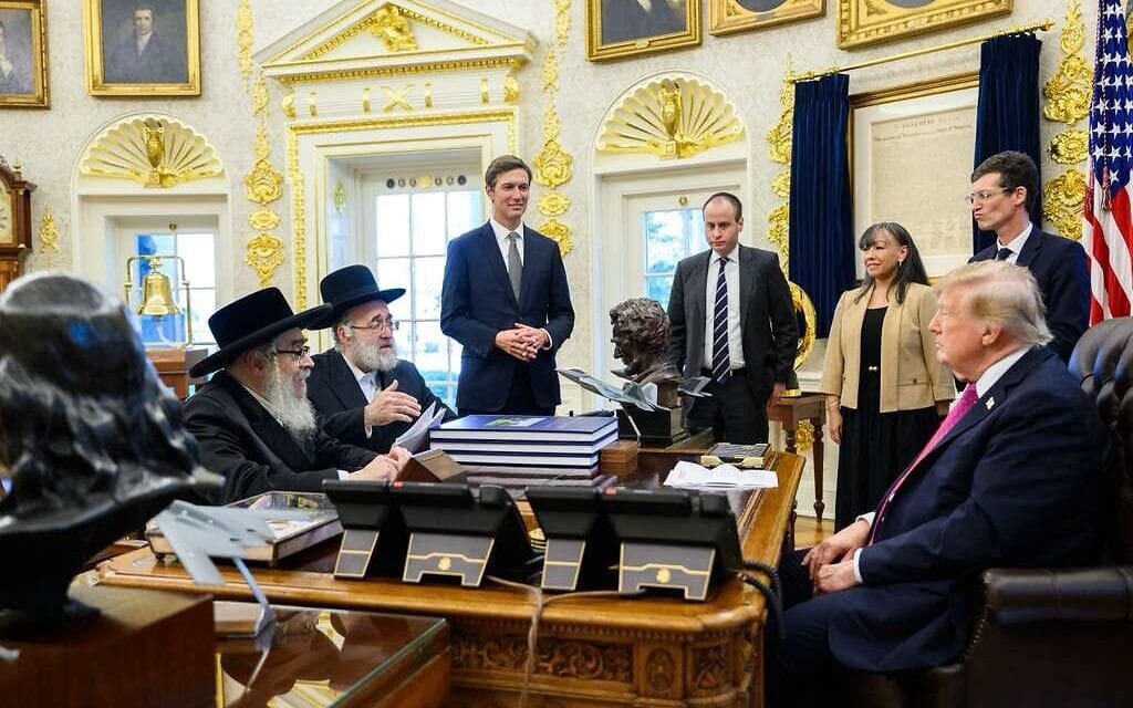 דונלד טראמפ נפגש בחדר הסגלגל בבית הלבן עם משלחת רבנים חסידיים, 3 בספטמבר 2026 (צילום: חשבון הטוויטר של הרב מויש אינדיג) דונלד טראמפ נפגש בחדר הסגלגל בבית הלבן עם משלחת רבנים חסידיים, 3 בספטמבר 2026 (צילום: חשבון הטוויטר של הרב מויש אינדיג)
