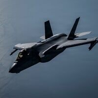 מטוס קרב חמקן מסוג F-35A של חיל האוויר האמריקאי מסייר מעל מימי האזור, בעוד שכוחות פיקוד המרכז של ארצות הברית ממשיכים לאכוף את הסגר הימי על איראן, ספטמבר 2026 (צילום: עמוד הטוויטר של פיקוד מרכז צבא ארה"ב) מטוס קרב חמקן מסוג F-35A של חיל האוויר האמריקאי מסייר מעל מימי האזור, בעוד שכוחות פיקוד המרכז של ארצות הברית ממשיכים לאכוף את הסגר הימי על איראן, ספטמבר 2026 (צילום: עמוד הטוויטר של פיקוד מרכז צבא ארה"ב)
