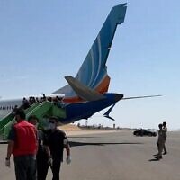 נוסעים יורדים ממטוס בואינג 737 MAX של חברת פליי דובאי בטיסה מדובאי לתל אביב, שנחת בנמל התעופה תבוכ בערב הסעודית, 30 בספטמבר 2026. ניתן לראות נזק בהגה הכיוון. הטיסה חוותה מצב חירום באוויר, לאחר שטייס המשנה נוטרל בעקבות כך שדקר את הקברניט, בניסיון לכאורה לרסק את המטוס המלא בישראלים, 30 בספטמבר 2026 (צילום: רשתות חברתיות: שימוש לפי סעיף 27א לחוק זכות יוצרים) נוסעים יורדים ממטוס בואינג 737 MAX של חברת פליי דובאי בטיסה מדובאי לתל אביב, שנחת בנמל התעופה תבוכ בערב הסעודית, 30 בספטמבר 2026. ניתן לראות נזק בהגה הכיוון. הטיסה חוותה מצב חירום באוויר, לאחר שטייס המשנה נוטרל בעקבות כך שדקר את הקברניט, בניסיון לכאורה לרסק את המטוס המלא בישראלים, 30 בספטמבר 2026 (צילום: רשתות חברתיות: שימוש לפי סעיף 27א לחוק זכות יוצרים)