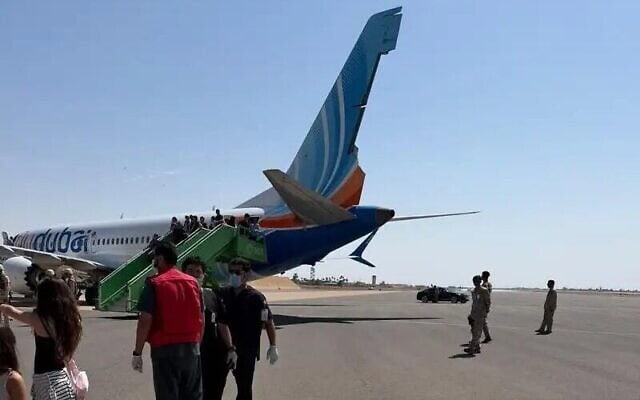 נוסעים יורדים ממטוס בואינג 737 MAX של חברת פליי דובאי בטיסה מדובאי לתל אביב, שנחת בנמל התעופה טבוק בערב הסעודית, 30 בספטמבר 2026. ניתן לראות נזק בהגה הכיוון. הטיסה חוותה מצב חירום באוויר, לאחר שטייס המשנה נוטרל בעקבות כך שדקר את הקברניט, בניסיון לכאורה לרסק את המטוס המלא בישראלים, 30 בספטמבר 2026 (צילום: רשתות חברתיות: שימוש לפי סעיף 27א לחוק זכות יוצרים) נוסעים יורדים ממטוס בואינג 737 MAX של חברת פליי דובאי בטיסה מדובאי לתל אביב, שנחת בנמל התעופה טבוק בערב הסעודית, 30 בספטמבר 2026. ניתן לראות נזק בהגה הכיוון. הטיסה חוותה מצב חירום באוויר, לאחר שטייס המשנה נוטרל בעקבות כך שדקר את הקברניט, בניסיון לכאורה לרסק את המטוס המלא בישראלים, 30 בספטמבר 2026 (צילום: רשתות חברתיות: שימוש לפי סעיף 27א לחוק זכות יוצרים)