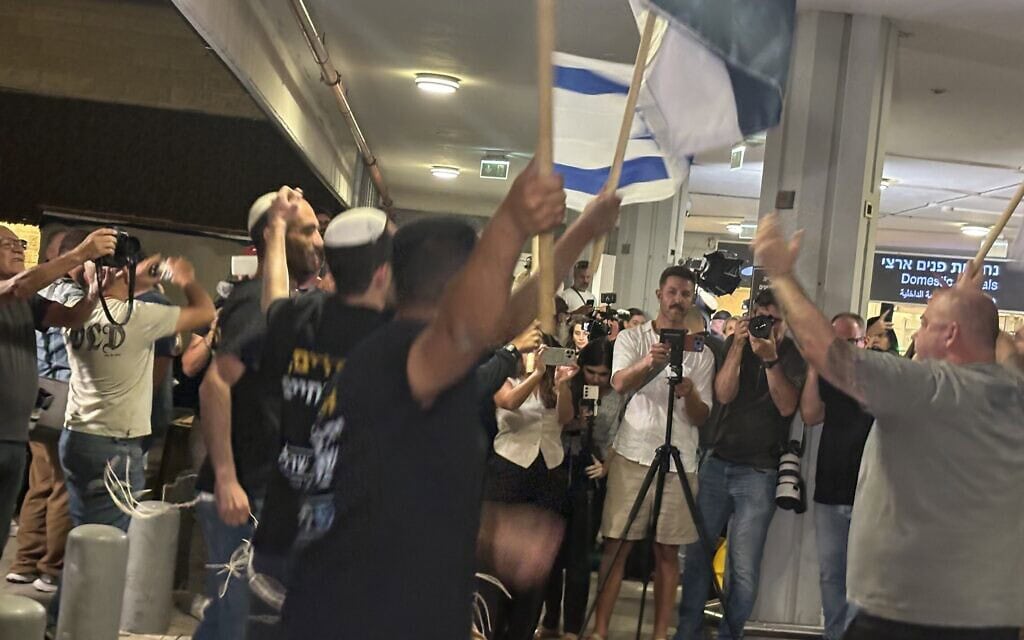 נוסעי טיסת החילוץ של פליי דובאי נחתו בנתב"ג והתקבלו בזרי פרחים, 30 בספטמבר 2026 (צילום: שרון וורבל) נוסעי טיסת החילוץ של פליי דובאי נחתו בנתב"ג והתקבלו בזרי פרחים, 30 בספטמבר 2026 (צילום: שרון וורבל)