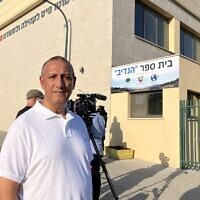 ראש עיריית מטולה דוד אזולאי עומד בחזית בית הספר היסודי הנדיב במטולה ביום הראשון ללימודים, 1 בספטמבר 2026 (צילום: דיאנה בלטר) ראש עיריית מטולה דוד אזולאי עומד בחזית בית הספר היסודי הנדיב במטולה ביום הראשון ללימודים, 1 בספטמבר 2026 (צילום: דיאנה בלטר)