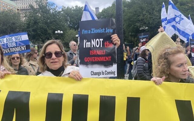 מחאה נגד בנימין נתניהו בטיימס סקוור בניו יורק. 24 בספטמבר 2026 (צילום: Luke Tress/Times of Israel) מחאה נגד בנימין נתניהו בטיימס סקוור בניו יורק. 24 בספטמבר 2026 (צילום: Luke Tress/Times of Israel)