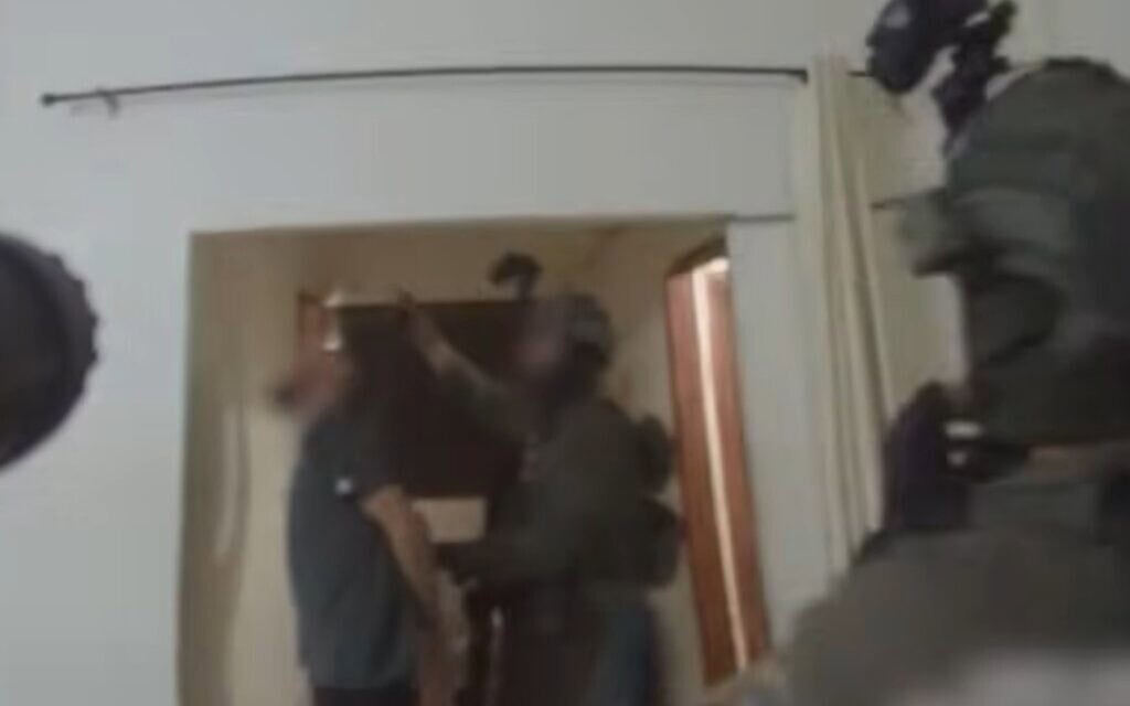 כוח של צה"ל עוצר את מוחמד סעדי באזור בורקין, 16 בספטמבר 2026 (צילום: מתוך סרטון שצה"ל פרסם) כוח של צה"ל עוצר את מוחמד סעדי באזור בורקין, 16 בספטמבר 2026 (צילום: מתוך סרטון שצה"ל פרסם)