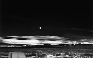 זריחת ירח, הרננדז ניו מקסיקו.
https://en.wikipedia.org/wiki/Moonrise,_Hernandez,_New_Mexico (צילום: אנסל אדמס מתוך ויקיפדיה) זריחת ירח, הרננדז ניו מקסיקו.
https://en.wikipedia.org/wiki/Moonrise,_Hernandez,_New_Mexico (צילום: אנסל אדמס מתוך ויקיפדיה)