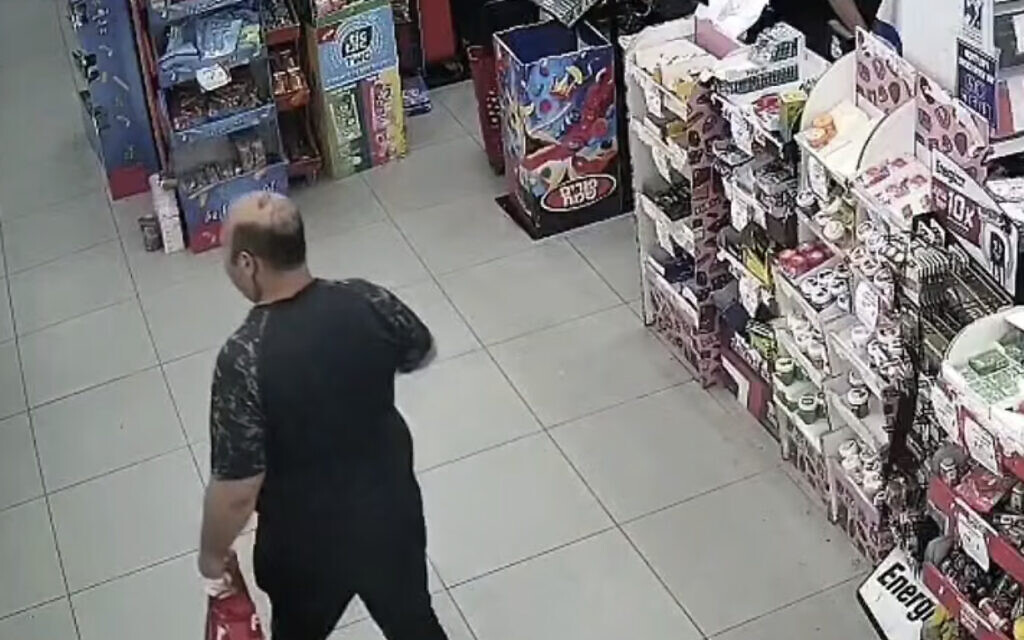 יאן שמלא מרעיל מחיות לתינוקות (צילום: צילומסך) יאן שמלא מרעיל מחיות לתינוקות (צילום: צילומסך)